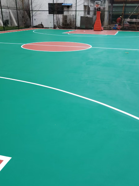 工农 球场长期使用易出现地面开裂